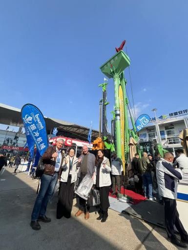 ผู้ผลิตจีน 214kN แรงเหวี่ยงหนีศูนย์กลาง อุปกรณ์ Vibroflotation ติดตั้งกับแท่นขุดเจาะที่ใช้ระบบพลังงานร่วมกัน