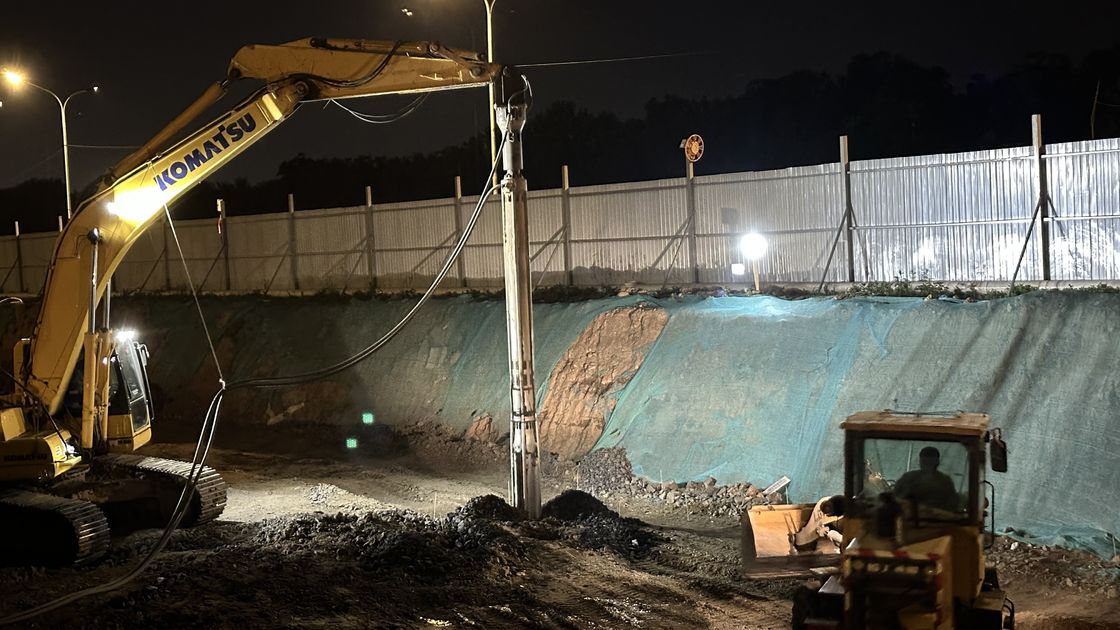 อุปกรณ์ Vibroflotation BVEM 2600 ความเร็วรอบ 2600 รอบต่อนาที ติดตั้งบนรถขุดที่ใช้ระบบไฮดรอลิกส์ร่วมกัน