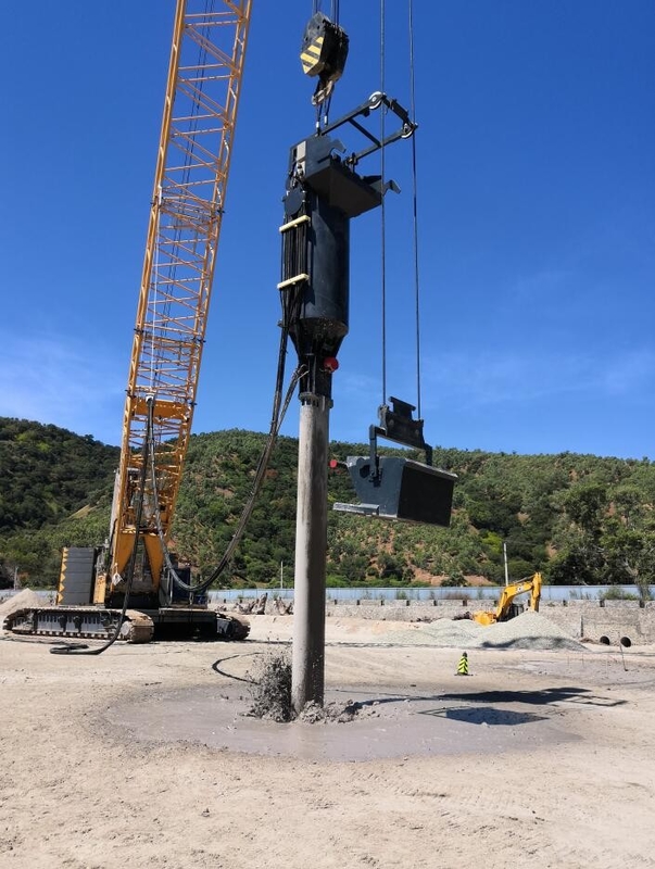 Crane Type Double Bins Bfs Vibroflotation 180kw ความลึกของเสาเข็มทำงาน 24m